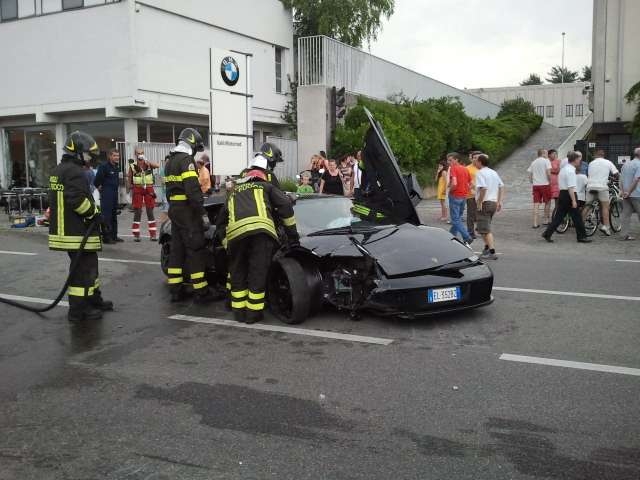 Schianto, Lamborghini distruttaSeregnese ventenne alla guida