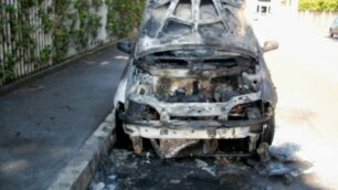 Seregno, auto prende fuocoIllesa la donna al volante