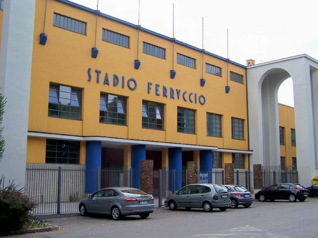 Seregno, i ladri allo stadiofanno il pieno di bibite e salami