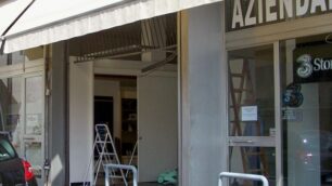 Seregno, furgone sfonda vetrinaLadri rubano cellulari e autoradio