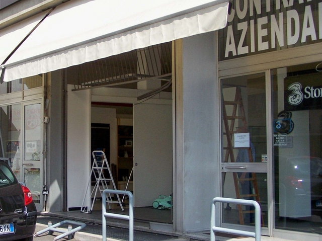 Seregno, furgone sfonda vetrinaLadri rubano cellulari e autoradio