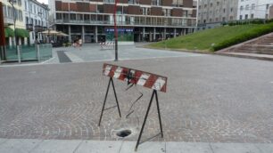 Macchie sul porfido e luci spenteMonza: «E’ piazza Trento Trieste»