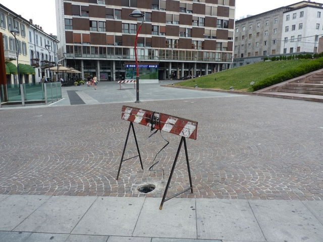 Macchie sul porfido e luci spenteMonza: «E’ piazza Trento Trieste»
