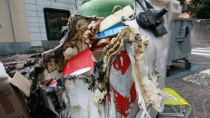 Vandali contro l’oratorio a CesanoBruciati i cassonetti di Binzago