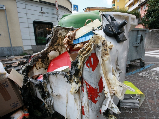 Vandali contro l’oratorio a CesanoBruciati i cassonetti di Binzago