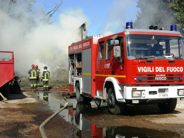 Rogo a Lentate sul SevesoIn fiamme 650 balle di fieno