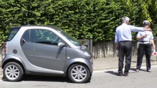 Albiate, sosta senza freno a manoSmart si fa un giro in via Viganò