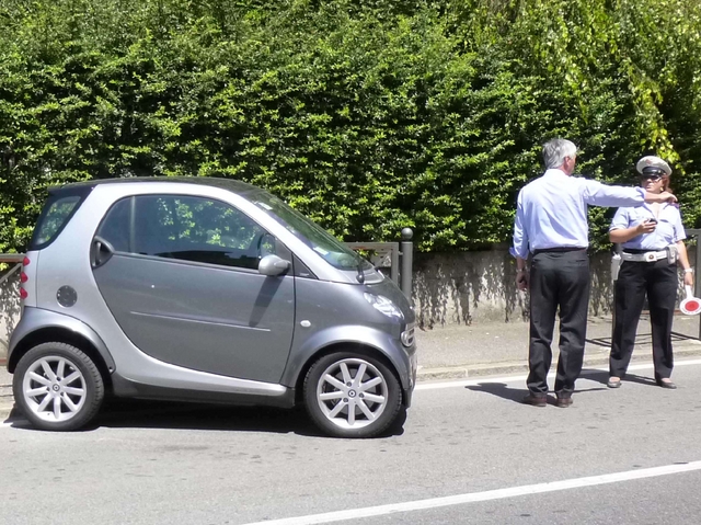 Albiate, sosta senza freno a manoSmart si fa un giro in via Viganò