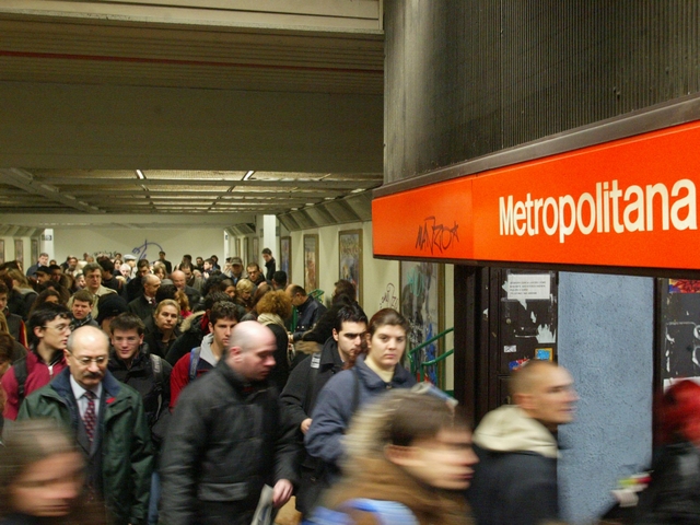 Milano, treni fermi sulla linea 1Panico e malori in metropolitana