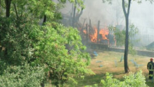 Monza, fiamme e fumo nerolungo la linea ferroviaria