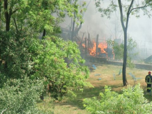 Monza, fiamme e fumo nerolungo la linea ferroviaria