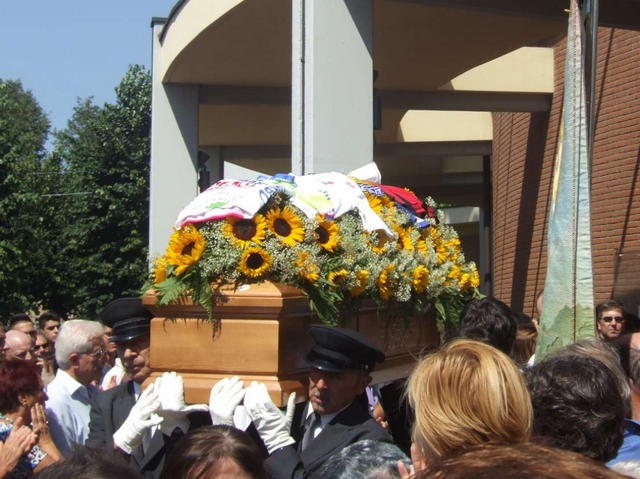 Folla all’addio di Valerio Zeffin«Sarai sempre al nostro fianco»