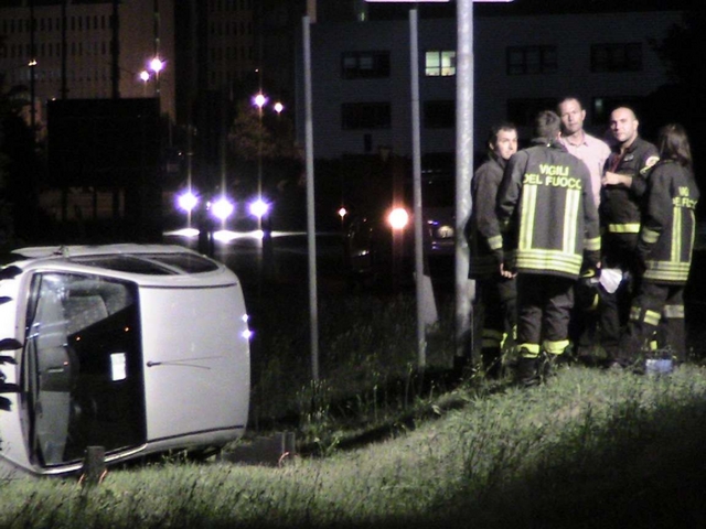 Auto si ribalta sulla provincialePaura per una donna intrappolata