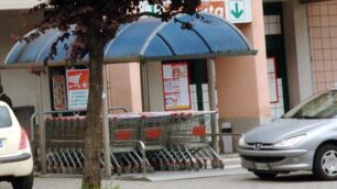 Felpa, bandana e occhiali da soleRapinatori alla Despar di Seveso