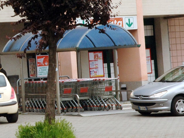 Felpa, bandana e occhiali da soleRapinatori alla Despar di Seveso