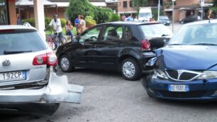 Settantunenne ubriaco al volantedistrugge cinque auto a Seregno