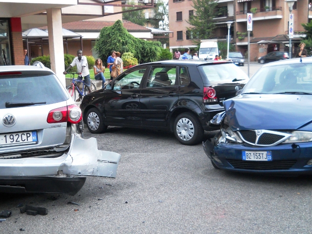 Settantunenne ubriaco al volantedistrugge cinque auto a Seregno