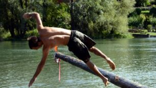 Tuffi vietati lungo il fiume AddaIl Vimercatese si consola in piscina