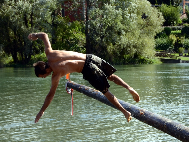 Tuffi vietati lungo il fiume AddaIl Vimercatese si consola in piscina