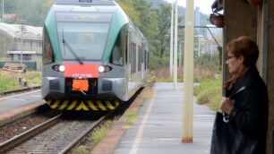 Besanino, rischio di tagli alle corseI pendolari: giù le mani dal treno