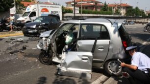 Monza, Bmw fuori controllopiomba su un’utilitaria: feriti