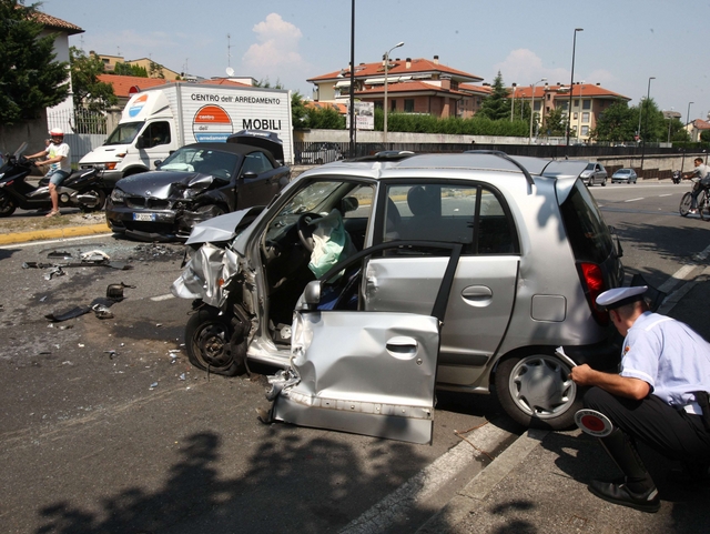 Monza, Bmw fuori controllopiomba su un’utilitaria: feriti
