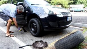 Monza, rabbia a San GiuseppeBucate le gomme di cento auto