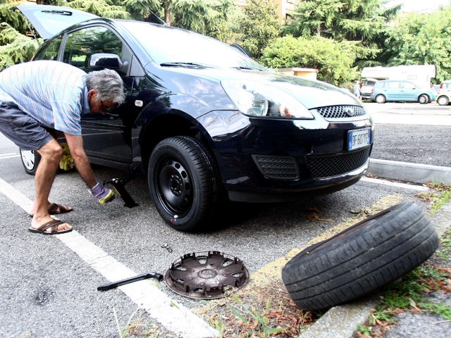 Monza, rabbia a San GiuseppeBucate le gomme di cento auto