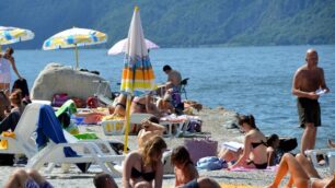 Paderno, ventenne in comadopo un tuffo nel Lario