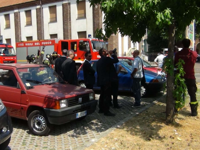 Si arrampica sul campanile«Una casa o mi butto»