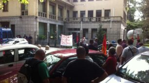 I lavoratori del gruppo Sassoliprotestano davanti a Confindustria