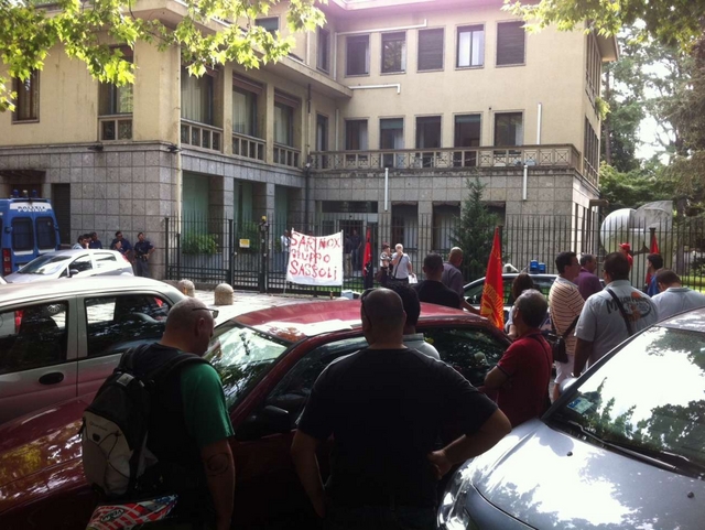 I lavoratori del gruppo Sassoliprotestano davanti a Confindustria