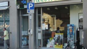 Prima la rapina a volto scopertoPoi la fuga sulla bici del farmacista
