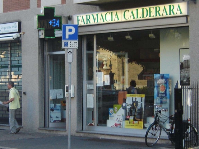 Prima la rapina a volto scopertoPoi la fuga sulla bici del farmacista