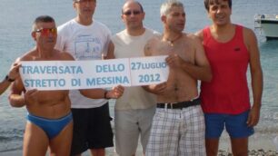 L’impresa degli amici nuotatori:da Reggio a Messina in 50 minuti