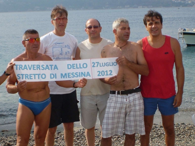 L’impresa degli amici nuotatori:da Reggio a Messina in 50 minuti