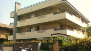 Nova, la palazzina è irregolareIl tribunale oscura le finestre