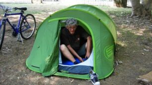 Basta tenda: una benefattriceoffre casa e lavoro ad Andrea