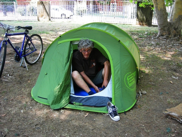 Basta tenda: una benefattriceoffre casa e lavoro ad Andrea