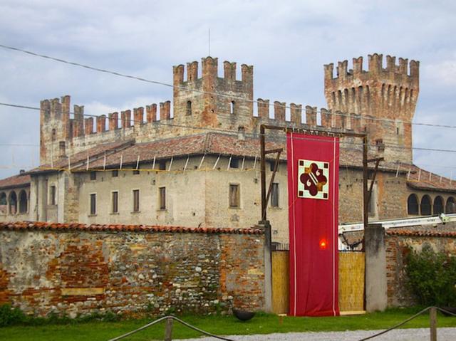 Successo per la «Due castelli in festa» Domenica lo spettacolo pirotecnico