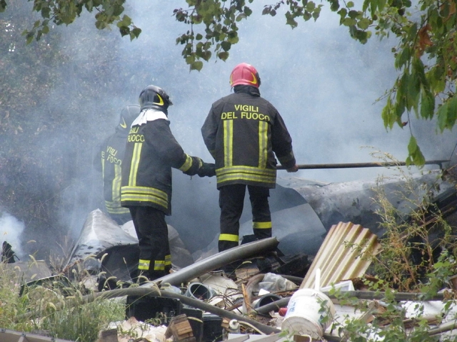 Limbiate, rogo in via CisnaraIn fumo anche rifiuti pericolosi