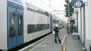 Spaccia alla stazione di Desiocol figlio di due anni in braccio