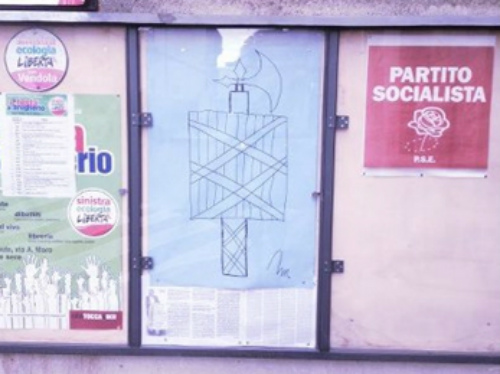 Un simbolo fascista nella bachecaBrugherio, attacco alla sinistra