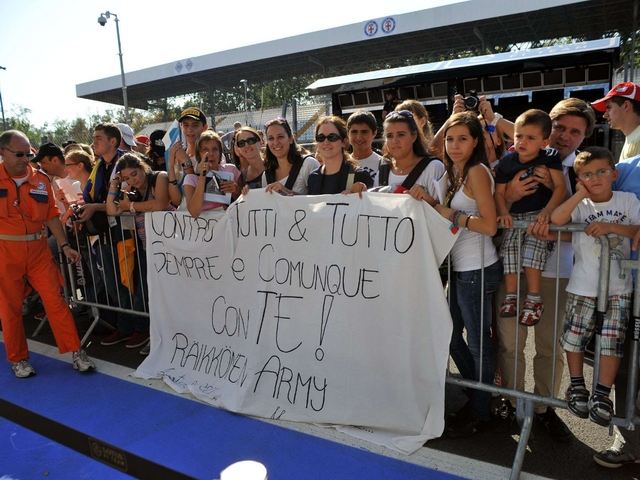Tutti gli amori vecchi e nuoviA parlare sono gli striscioni