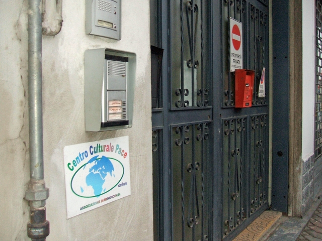 In 50 pregano nel magazzinoBlitz dei carabinieri a Macherio