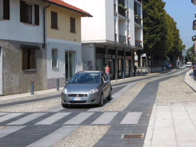 Nova Milanese: belli ma rumorosiVia Roma, bocciati i sampietrini