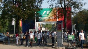 Una Ferrari per i terremotatiE quelle lattine abbandonate