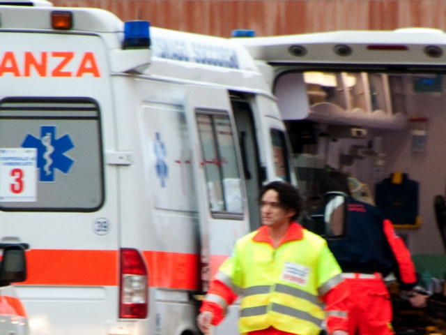 Senaghese muore schiacciato dall’auto sulla rampa del box