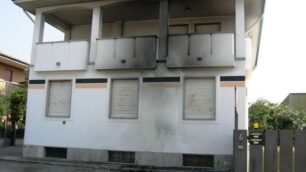Seregno: vettura in fiammeAnnerita facciata di una casa