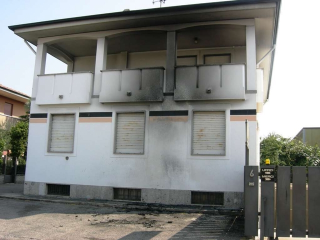 Seregno: vettura in fiammeAnnerita facciata di una casa